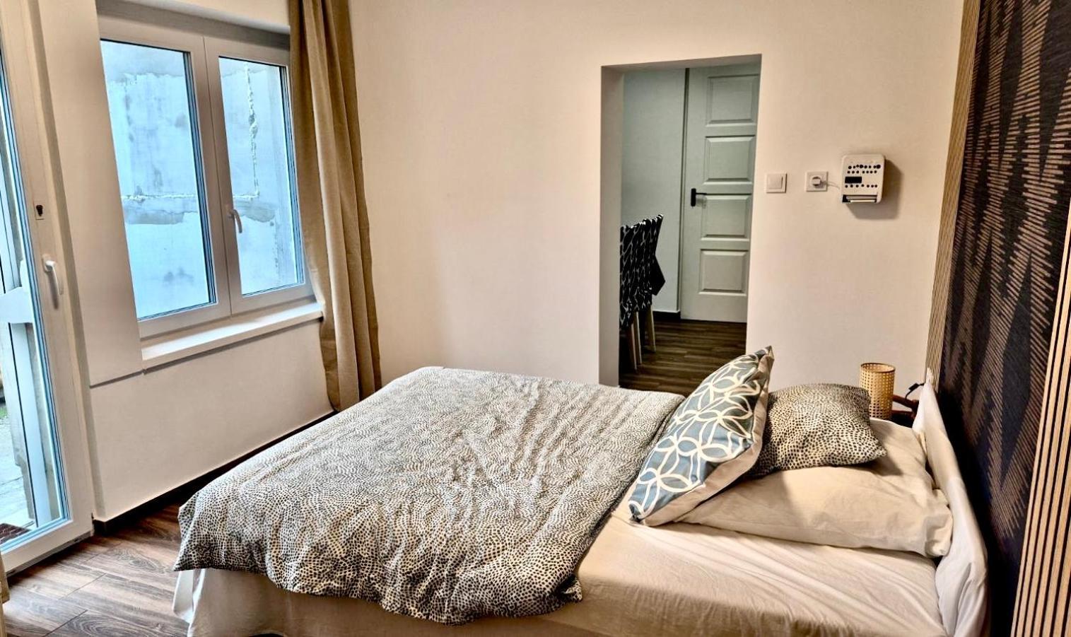 2 Rooms Retro Guesthouse In A Silent Garden 베체스 외부 사진